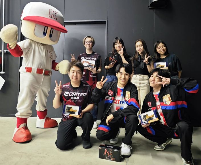 競技参加のみなさん 表彰式後にみんなでピース!